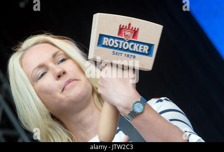 Rostock, Deutschland. 10 Aug, 2017. Manuela Schwesig, Ministerpräsident des deutschen Bundeslandes Schleswig-Holstein, wird durch Tippen auf ein Bier Fass bei der Eröffnung der 27. Hanse Sail in Rostock, Deutschland, 10. August 2017. 190 traditionelle Segelschiffe haben für dieses Jahr registriert worden. Foto: Stefan Sauer/dpa/Alamy leben Nachrichten Stockfoto