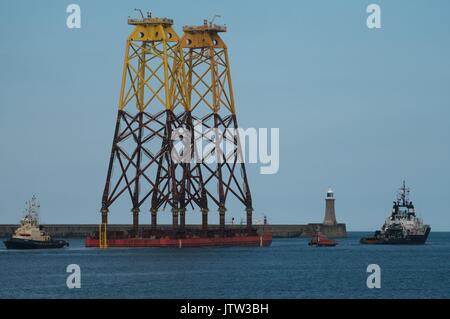 Fluss Tyne, South Shields, Großbritannien, 10. August 2017. Windenergieanlage Grundlagen pass Tynemouth Pier und Leuchtturm auf dem Weg in die Beatrice Offshore Windpark in den Moray Firth. Aufgrund ihrer Höhe National Grid hatte auf die Höhe der Stromkabel über den Tyne heben trotz der Pylone, zwei der höchsten in Großbritannien, nur durch Sätze überspannt den Fluss Themse in der Nähe von London und den Fluss Severn in Bristol übertroffen. Credit: Colin Edwards/Alamy Leben Nachrichten. Stockfoto