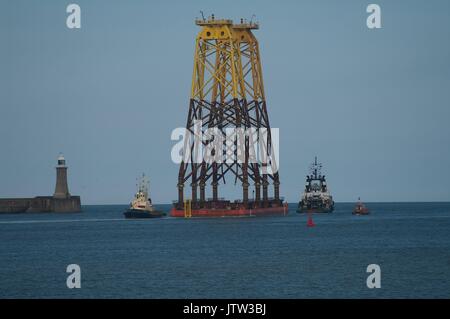 Fluss Tyne, South Shields, Großbritannien, 10. August 2017. Windenergieanlage Grundlagen pass Tynemouth Leuchtturm auf dem Weg in die Beatrice Offshore Windpark in den Moray Firth. Aufgrund ihrer Höhe National Grid hatte auf die Höhe der Stromkabel über den Tyne heben trotz der Pylone, zwei der höchsten in Großbritannien, nur durch Sätze überspannt den Fluss Themse in der Nähe von London und den Fluss Severn in Bristol übertroffen. Credit: Colin Edwards/Alamy Leben Nachrichten. Stockfoto