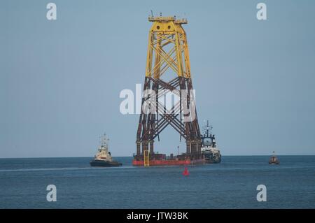 Fluss Tyne, South Shields, Großbritannien, 10. August 2017. Windenergieanlage Stiftungen an der Mündung des Flusses Tyne auf dem Weg in die Beatrice Offshore Windpark in den Moray Firth. Aufgrund ihrer Höhe National Grid hatte auf die Höhe der Stromkabel über den Fluss Tyne heben trotz der Pylone, zwei der höchsten in Großbritannien, nur durch Sätze überspannt den Fluss Themse in der Nähe von London und den Fluss Severn in Bristol übertroffen. Credit: Colin Edwards/Alamy Leben Nachrichten. Stockfoto