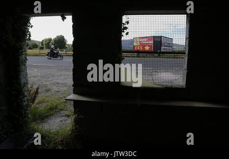 Newry, Nordirland. 10. August 2017. Ein Zeichen für den Umtausch von Währungen Euro und Pfund Sterling ist von innen eine verlassene Grenze Hütte an der Grenze zwischen der Republik Irland und Nordirland außerhalb von Newry, Co unten gesehen. Credit: Laura Hutton/Alamy Leben Nachrichten. Stockfoto