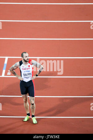 London, Großbritannien. 10 August, 2017. Ramil Gulijew, Türkei, ruht nach dem Gewinn der m200mf am Tag sieben der IAAF London 2017 Weltmeisterschaften am London Stadion. Credit: Paul Davey/Alamy leben Nachrichten Stockfoto