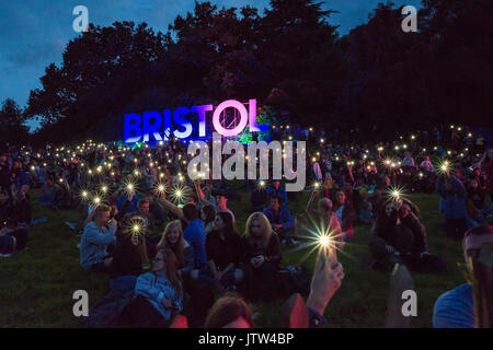 Die Menge winken ihre Telefone, während für die Nacht leuchten im Bristol Balloon Fiesta an Ashton Hof, Bristol, England zu starten. Stockfoto