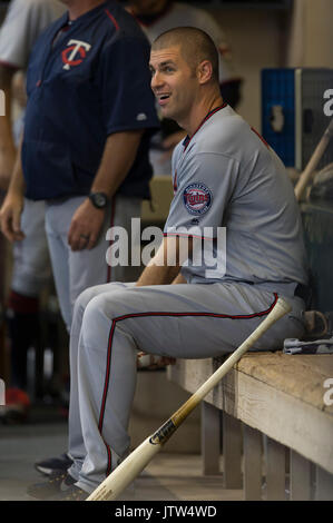 Milwaukee, Wisconsin, USA. 10 Aug, 2017. Minnesota Twins erste Basisspieler Joe Mauer #7 wird fertig vor der Major League Baseball Spiel zwischen den Milwaukee Brewers und die Minnesota Twins am Miller Park in Milwaukee, WI. John Fisher/CSM Credit: Cal Sport Media/Alamy leben Nachrichten Stockfoto