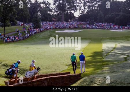 Charlotte, North Carolina, USA. 10 Aug, 2017. Jordan Spieth und Bäche Koepka der Vereinigten Staaten über eine Brücke gehen auf das 13. Grün als Fans sammeln während der ersten Runde der 99th PGA Championship an der Wachtel-Höhle Club in Charlotte, NC zu beobachten. (Scott Kinser/Cal Sport Media) Credit: Cal Sport Media/Alamy leben Nachrichten Stockfoto