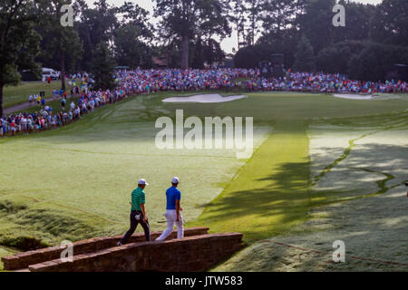 Charlotte, North Carolina, USA. 10 Aug, 2017. Jordan Spieth und Bäche Koepka der Vereinigten Staaten über eine Brücke gehen auf das 13. Grün als Fans sammeln während der ersten Runde der 99th PGA Championship an der Wachtel-Höhle Club in Charlotte, NC zu beobachten. (Scott Kinser/Cal Sport Media) Credit: Cal Sport Media/Alamy leben Nachrichten Stockfoto