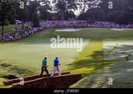 Charlotte, North Carolina, USA. 10 Aug, 2017. Jordan Spieth und Bäche Koepka der Vereinigten Staaten über eine Brücke gehen auf das 13. Grün als Fans sammeln während der ersten Runde der 99th PGA Championship an der Wachtel-Höhle Club in Charlotte, NC zu beobachten. (Scott Kinser/Cal Sport Media) Credit: Cal Sport Media/Alamy leben Nachrichten Stockfoto