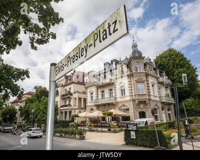 Bad Nauheim, Deutschland. 04 Aug, 2017. Ein straßenschild Signalisierung der "Elvis Presley", während im Hintergrund das Hotel Villa Grunewald, wo Elvis Presley zwischen Oktober 1958 und Februar 1959 in Bad Nauheim, Deutschland, 04. August 2017 waren zu sehen. Viele Dinge sind noch im Originalzustand aus den 1950er Jahren, als der König des Rock n' Roll seinen Wehrdienst in der Nähe von Friedberg. Seit kurzer Zeit das berühmte Zimmer wieder gebucht werden in der komplett restauriert und neu eröffnet Gebäude aus dem Jahre 1888. Foto: Frank Rumpenhorst/dpa/Alamy leben Nachrichten Stockfoto