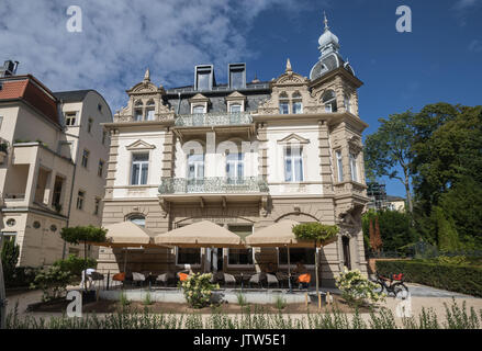 Bad Nauheim, Deutschland. 04 Aug, 2017. Bild des Hotel Villa Grunewald, wo Elvis Presley zwischen Oktober 1958 und Februar 1959 in Bad Nauheim, Deutschland, 04. August 2017 berücksichtigt waren. Viele Dinge sind noch im Originalzustand aus den 1950er Jahren, als der König des Rock n' Roll seinen Wehrdienst in der Nähe von Friedberg. Seit kurzer Zeit das berühmte Zimmer wieder gebucht werden in der komplett restauriert und neu eröffnet Gebäude aus dem Jahre 1888. Foto: Frank Rumpenhorst/dpa/Alamy leben Nachrichten Stockfoto