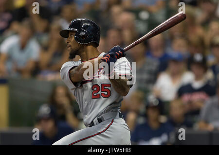 Milwaukee, Wisconsin, USA. 10 Aug, 2017. Minnesota Twins Mittelfeldspieler Byron Buxton #25 Singles in den ersten Durchlauf des Spiels im zweiten Inning der Major League Baseball Spiel zwischen den Milwaukee Brewers und die Minnesota Twins am Miller Park in Milwaukee, WI. John Fisher/CSM Credit: Cal Sport Media/Alamy leben Nachrichten Stockfoto