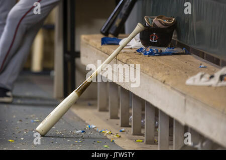 Milwaukee, Wisconsin, USA. 10 Aug, 2017. Minnesota Twins Dugout während der Major League Baseball Spiel zwischen den Milwaukee Brewers und die Minnesota Twins am Miller Park in Milwaukee, WI. John Fisher/CSM Credit: Cal Sport Media/Alamy leben Nachrichten Stockfoto