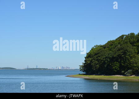 Die Boston Skyline von Boston Harbor gesehen Stockfoto