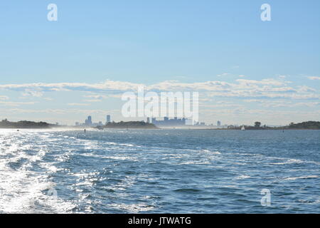 Die Boston Skyline von Boston Harbor gesehen Stockfoto