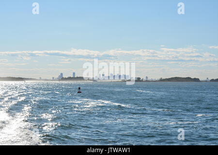 Die Boston Skyline von Boston Harbor gesehen Stockfoto