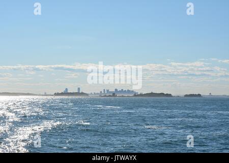 Die Boston Skyline von Boston Harbor gesehen Stockfoto