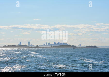 Die Boston Skyline von Boston Harbor gesehen Stockfoto