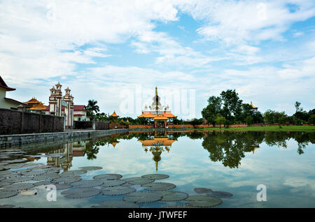 Reflexion der vorderen Tor der großen drigung kagyud Lotus stupa durch Deutschland gebaut, Lumbini Peace Garden, Nepal Stockfoto