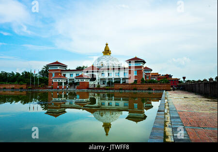 Reflexion der Gautami Nonnen Tempel auf einem Teich vor, Lumbini Garden, Nepal Stockfoto