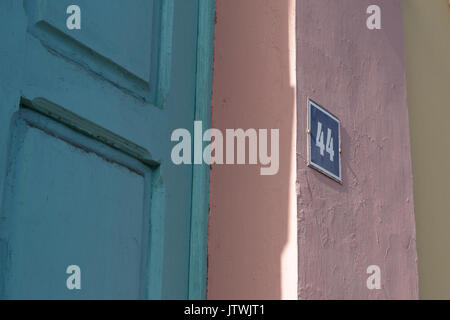 Hausnummer 44 auf einem hellblauen Tür in Santa Cruz de Tenerife, Kanarische Inseln, Spanien Stockfoto