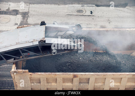 Straßenarbeiten. Asphalt entfernen Maschine laden in Pulverform Asphalt auf dem LKW Stockfoto