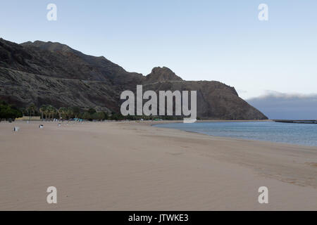 Eine Landschaft des gelben Sand und Bergen von Playa de Las Teresitas, neben San Andres und Städte Santa Cruz, Teneriffa, Kanarische Inseln Stockfoto