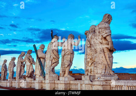 Jünger Christi Statue Saint Peter's Dach Vatikan Rom Italien. Christus und die Jünger am Vatikan Dach. Der hl. Matthäus, Evangelium Schriftsteller, Symbol ax. Stockfoto