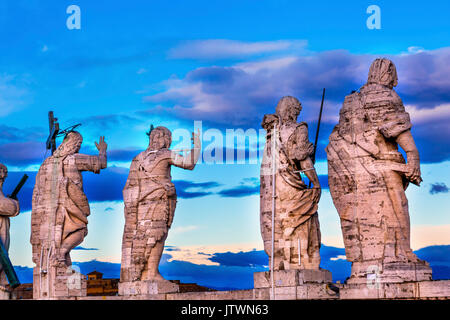 Jünger Christi Statue Saint Peter's Dach Vatikan Rom Italien. Christus und die Jünger am Vatikan Dach. Der hl. Matthäus, Evangelium Schriftsteller, Symbol ax. Stockfoto