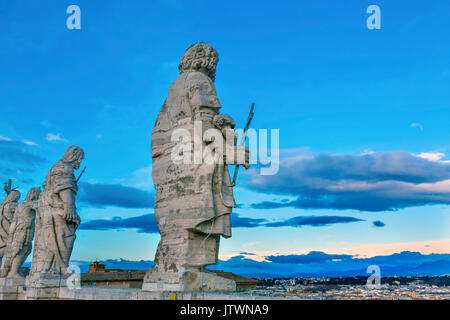 Jünger Christi Statue Saint Peter's Dach Vatikan Rom Italien. Christus und die Jünger am Vatikan Dach. Der hl. Matthäus, Evangelium Schriftsteller, Symbol ax. Stockfoto