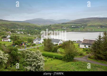 Weiten Blick, vom hohen Aussichtspunkt, der Stadt und den Hafen von Hügeln und Bergen im Uig, Isle of Skye, Schottland umgeben Stockfoto