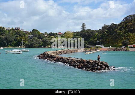 Auckland, Neuseeland - Oktober 04, 2016: Mann und der Junge Angeln von der Mole auf Waiheke Island, Auckland. Stockfoto