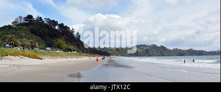 Auckland, Neuseeland - Oktober 04, 2016: Onetangi Beach panorama auf Waiheke Island mit Menschen und Wellen im Frühjahr. Stockfoto