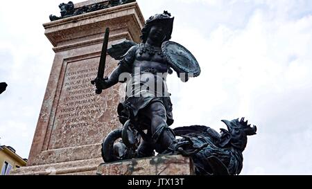 Putto Statue kämpfen mit Tier am Marienplatz in München, Deutschland Stockfoto