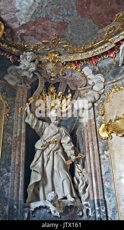 Saint Pedro Skulptur in St. Johann Nepomuk Kirche oder Asam Kirche oder: Asamkirche in München, Bayern, Deutschland Stockfoto