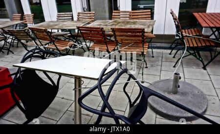 Tische und Stühle vor dem Restaurant München, Deutschland Stockfoto