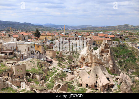 Horizontale Schuß aus Uchhisar schloss über touristisches Dorf und Feenkamine mit Höhlen Stockfoto