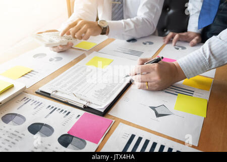 Administrator Business Mann finanzielle Inspektor und Sekretär, Bericht, Berechnung oder Überprüfung Gleichgewicht. Interne Revenue Service-Inspektor-Belegung Stockfoto