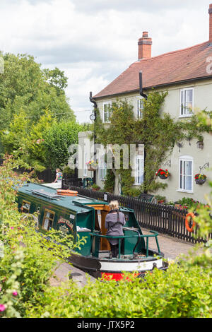 Bootfahren auf dem Worcester & Birmingham Canal an Astwood lock, Worcestershire, England, Großbritannien Stockfoto