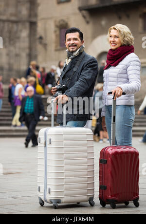 Senior Paar travellers Sightseeing und Machen Bilder rund um Stockfoto