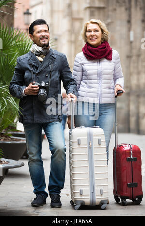 Mann und Frau Sightseeing und Machen Bilder rund um Stockfoto