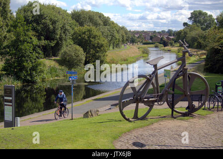 Einheimische wandern NCN 7 Pass die Bankies bike Skulptur an der Clydebank Sommerwetter und Einheimische genießen Sie den Sommer auf der Forth-and-Clyde-Kanal Leinpfad Stockfoto