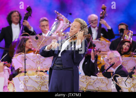 David Hasselhoff verbindet Andre Rieu live auf der Bühne von Vrifthof Square, in Maastricht, als Teil seines 30-jährigen Bestehens mit dem Johann Strauss Orchester mit: Andre Rieu Wo: Maastricht, Niederlande Wann: 09 Aug 2017 Quelle: WENN.com ** Nur für die Veröffentlichung in Großbritannien, den USA, Deutschland, Österreich, Schweiz ** verfügbar Stockfoto