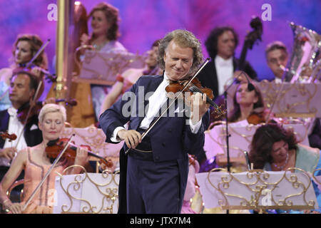 David Hasselhoff verbindet Andre Rieu live auf der Bühne von Vrifthof Square, in Maastricht, als Teil seines 30-jährigen Bestehens mit dem Johann Strauss Orchester mit: Andre Rieu Wo: Maastricht, Niederlande Wann: 09 Aug 2017 Quelle: WENN.com ** Nur für die Veröffentlichung in Großbritannien, den USA, Deutschland, Österreich, Schweiz ** verfügbar Stockfoto