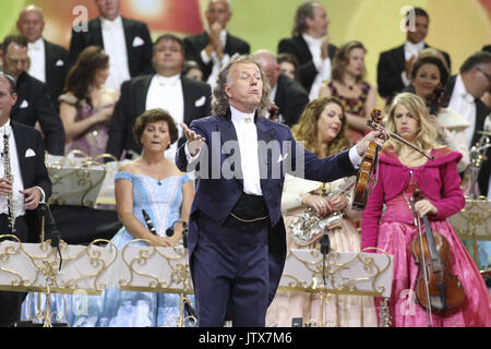 David Hasselhoff verbindet Andre Rieu live auf der Bühne von Vrifthof Square, in Maastricht, als Teil seines 30-jährigen Bestehens mit dem Johann Strauss Orchester mit: Andre Rieu Wo: Maastricht, Niederlande Wann: 09 Aug 2017 Quelle: WENN.com ** Nur für die Veröffentlichung in Großbritannien, den USA, Deutschland, Österreich, Schweiz ** verfügbar Stockfoto