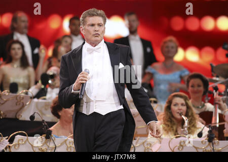 David Hasselhoff verbindet Andre Rieu live auf der Bühne von Vrifthof Square, in Maastricht, als Teil seines 30-jährigen Bestehens mit dem Johann Strauss Orchester mit: David Hasselhoff, Wo: Maastricht, Niederlande Wann: 09 Aug 2017 Quelle: WENN.com ** Nur für die Veröffentlichung in Großbritannien, den USA, Deutschland, Österreich, Schweiz ** verfügbar Stockfoto