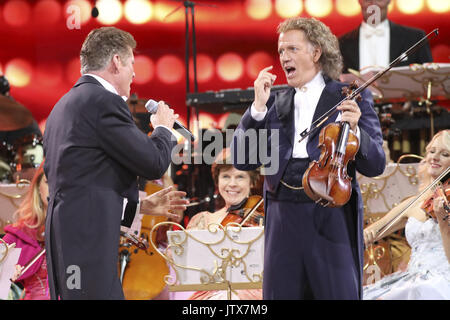 David Hasselhoff verbindet Andre Rieu live auf der Bühne von Vrifthof Square, in Maastricht, als Teil seines 30-jährigen Bestehens mit dem Johann Strauss Orchester mit: Andre Rieu, David Hasselhoff, Wo: Maastricht, Niederlande Wann: 09 Aug 2017 Quelle: WENN.com ** Nur für die Veröffentlichung in Großbritannien, den USA, Deutschland, Österreich, Schweiz ** verfügbar Stockfoto