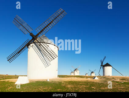 Gruppe von Windmühlen im sonnigen Tag. Alcázar de San Juan, La Mancha, Spanien Stockfoto