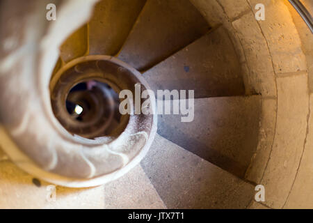 Nahaufnahme auf engen steinernen Wendeltreppe im Innenbereich Stockfoto