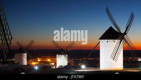 Gruppe von retro Windmühlen im Alcázar de San Juan im Sonnenuntergang. La Mancha, Spanien Stockfoto