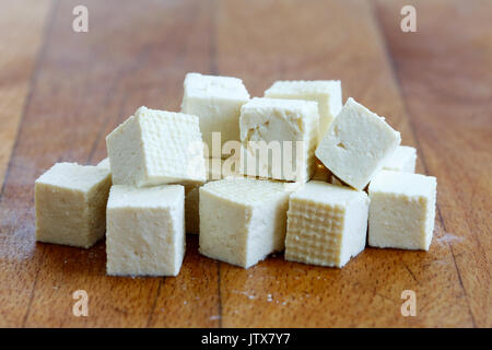 Würfel schneiden weiß Tofu auf Holz Schneidebrett. Stockfoto