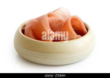 Pickled pink ginger Schichten in Houten isoliert auf Weiss. Stockfoto